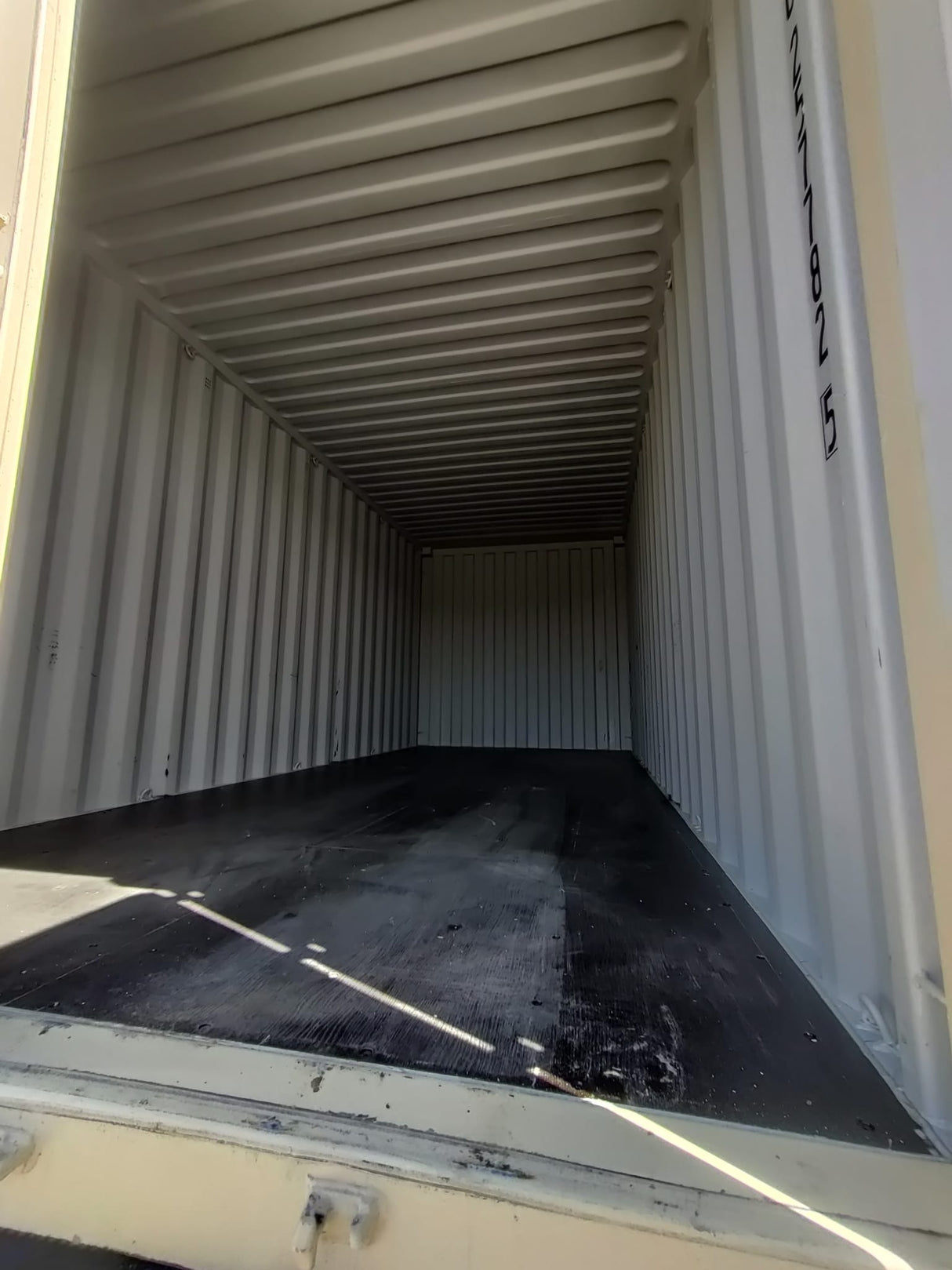XHCU2577825 - 20' New/One-Trip Shipping Container